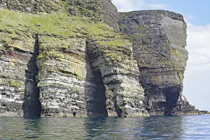 Scottish Coastal Landscapes Drucke: Dramatic cliffs with geological stratification over the sea