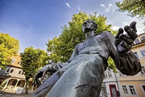 Johann Sebastian Bach Monument Drucke: Dramatic close-up of a bronze statue with blue sky