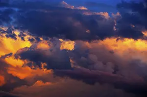 Dramatic Cloud Formation Drucke: Dramatic cloud atmosphere, red sky with clouds