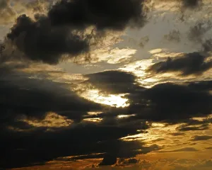 Backlit Cloud Formation Drucke: Dramatic cloud filled sky