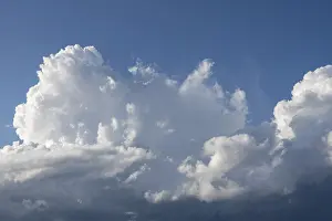 Weather Forecast Images Drucke: Dramatic cloud formation, fast rising (cumulus) clouds