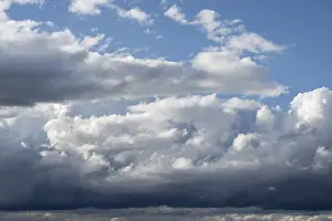 Cloudy Background Image Drucke: Dramatic cloud formation, filling the format