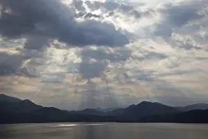 Dramatic Cloud Formation Drucke: Dramatic cloud formation, sunbeams behind dark clouds