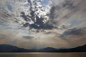 Dramatic Cloud Formation Drucke: Dramatic cloud formation, sunbeams behind dark clouds