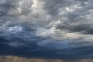 Dramatic Cloud Formation Drucke: Dramatic cloud formation and veil of rain during a summer thunderstorm