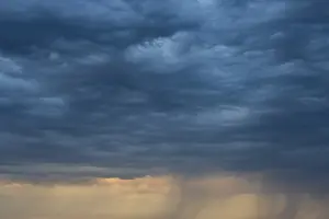 Dramatic Cloud Formation Drucke: Dramatic cloud formation and veil of rain during a summer thunderstorm