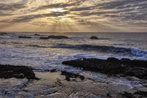 Cloudy Evening Skies Drucke: Dramatic cloud formations and sunbeams over the sea at sunset