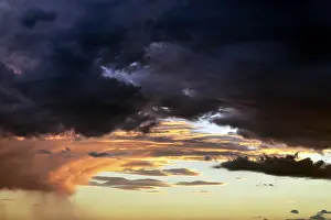 Deserted Evening Sky Drucke: Dramatic cloud sky, dark thunderclouds at sunset