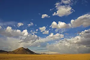 Mountainous Desert Landscapes Drucke: Dramatic clouds against blue sky over the Tiras Mountains