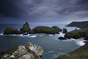 Cornwall Coastal Scene Drucke: Dramatic clouds on rocky coast