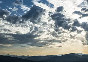 Central Italy Countryside Drucke: Dramatic clouds and silhouette of hills