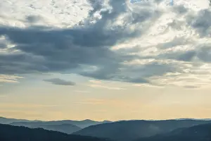Atmospheric Evening Shot Drucke: Dramatic clouds and silhouette of hills