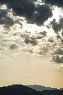 Evening Cloud Formation Drucke: Dramatic clouds and silhouette of hills