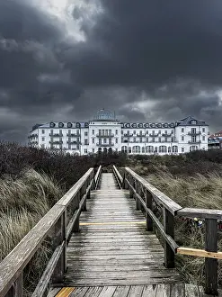 Dramatic Cloudy Sky Drucke: Dramatic clouds over the spa hotel on Juist
