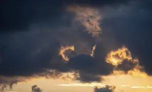 Dramatic Cloud Formation Drucke: Dramatic clouds, sunset, Cyclades