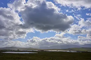 Drucke von Dramatische Wolken über einem weiten flachen Landschaft mit mehreren kleinen Seen, Rannoch Moor, Bridge of Orchy, Schottland, Vereinigtes Königreich, Großbritannien See Drucke: Dramatische Wolken über einem weiten flachen Landschaft mit mehreren kleinen Seen.