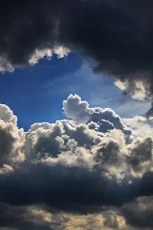 Blue Sky Cumulus Cloud Drucke: Dramatic cloudscape with (cumulus) clouds