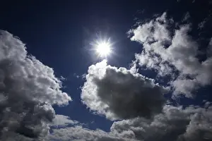 Cloudy Weather Forecast Drucke: Dramatic cloudscape with (cumulus) clouds and sunrays