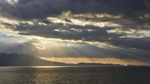 Evening Sky Greece Drucke: Dramatic cloudy evening sky, sun rays breaking through clouds