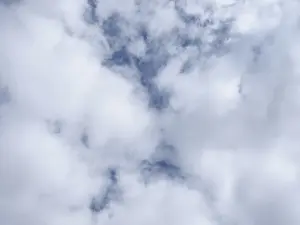 Cloudy Sky Background Drucke: Dramatic cloudy sky background