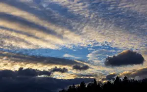 European Cloudy Skies Drucke: Dramatic cloudy sky, cirrus clouds at sunset