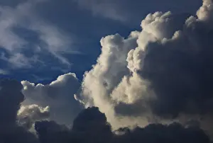 Nice Weather Travel Photography Drucke: Dramatic cloudy sky with clouds (cumulus)