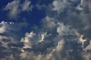 Cumulus Clouds In Europe Drucke: Dramatic cloudy sky with cumulus clouds