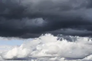 Cumulus Humilis Clouds Drucke: Dramatic cloudy sky, dark thundercloud over light cumulus clouds