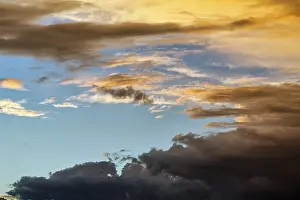 Dramatic Cloudy Sky Drucke: Dramatic cloudy sky, dark thunderclouds at sunset