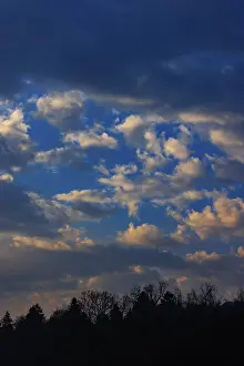 Dramatischer wolkenreicher Himmel am Morgen.