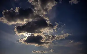 Cloudy Sky With Sun Drucke: Dramatic cloudy sky with sun behind it
