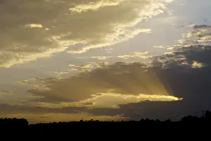 Cloudy Sky Photography Drucke: Dramatic cloudy sky with sun rays photographic background