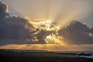 Sunset On The Coast Drucke: Dramatic cloudy sky with sunbeams at sunset