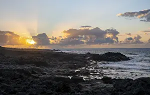 Spanish Coastline Drucke: Dramatic cloudy sky with sunbeams at sunset