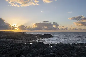 Spanish Coastal Scenery Drucke: Dramatic cloudy sky with sunbeams at sunset