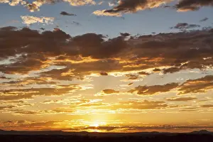 Sunset In The USA Drucke: Dramatic cloudy sky at sunset, backlight