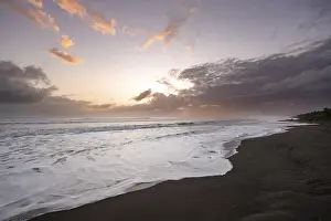 Evening Sky With Clouds Drucke: Dramatic cloudy sky at sunset on the beach