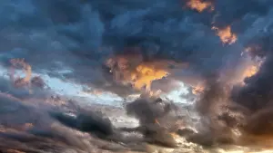 Northern Europe Stormy Weather Drucke: Dramatic cloudy sky at sunset, dark clouds
