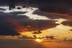 Sunset Over Baltic Sea Drucke: Dramatic cloudy sky at sunset, sunbeams