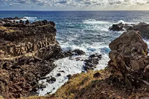 Pacific Ocean Landscape Drucke: Dramatic coastal cliff with foaming waves against rocks