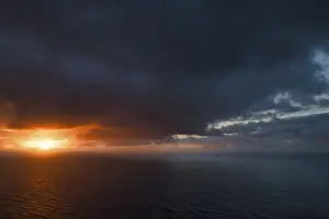 Evening Backlight Shot Drucke: Dramatic dark cloudy sky at sunset