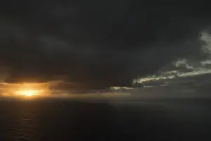 Cloudy Atmospheric Light Drucke: Dramatic dark cloudy sky at sunset