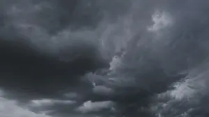 Gloomy Weather Forecast Drucke: Dramatic dark storm clouds in sky background