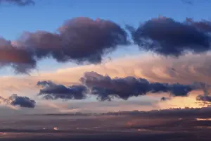 Dramatic Evening Sky Drucke: Dramatic evening sky with clouds at sunset