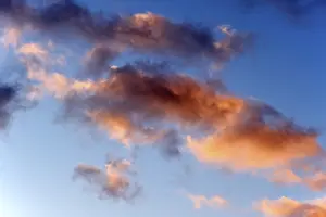Overcast Evening Sky Drucke: Dramatic evening sky with clouds at sunset