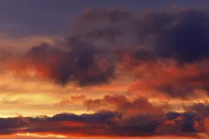 Uninhabited Evening Skies Drucke: Dramatic evening sky at sunset