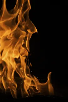 Dark Background Flames Drucke: Dramatic flames against A dark background