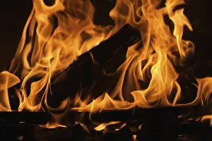 Dark Background Flames Drucke: Dramatic flames against A dark background
