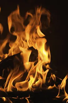 Dark Background Flames Drucke: Dramatic flames against A dark background