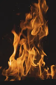 Dark Background Flames Drucke: Dramatic flames against A dark background